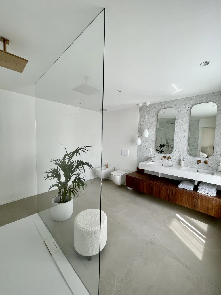 salle de douche avec meubles sur mesure